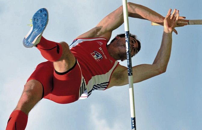 So etwas wie die Paradedisziplin von Felix Hepperle: Bei der DM überwindet der Bönnigheimer im Stabhochsprung 5,00 Meter. Foto: Archiv/privat