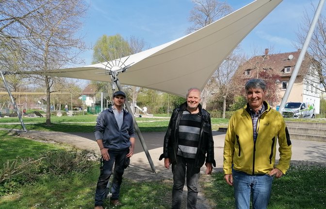 Illingens Bürgermeister Armin Pioch, sein Stellvertreter Klaus Kluge sowie Musiker und Konzertorganisator Matze Gutstein (von rechts) hoffen auf ein tolles Konzert in der Talaue und viele Spenden für die Geflüchteten aus der Ukraine.  <span class='image-autor'>Foto: Banholzer</span>