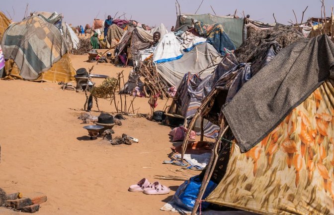 Vertriebene im Sudan: Dieses mit einem Mobiltelefon aufgenommene Foto zeigt Zelte, in denen Vertriebene untergebracht sind, die kürzlich in die Region Tawila im Sudan geflohen sind.<span class='image-autor'>Al-Sayed Mahmoud Ahmed/XinHua/dpa</span>