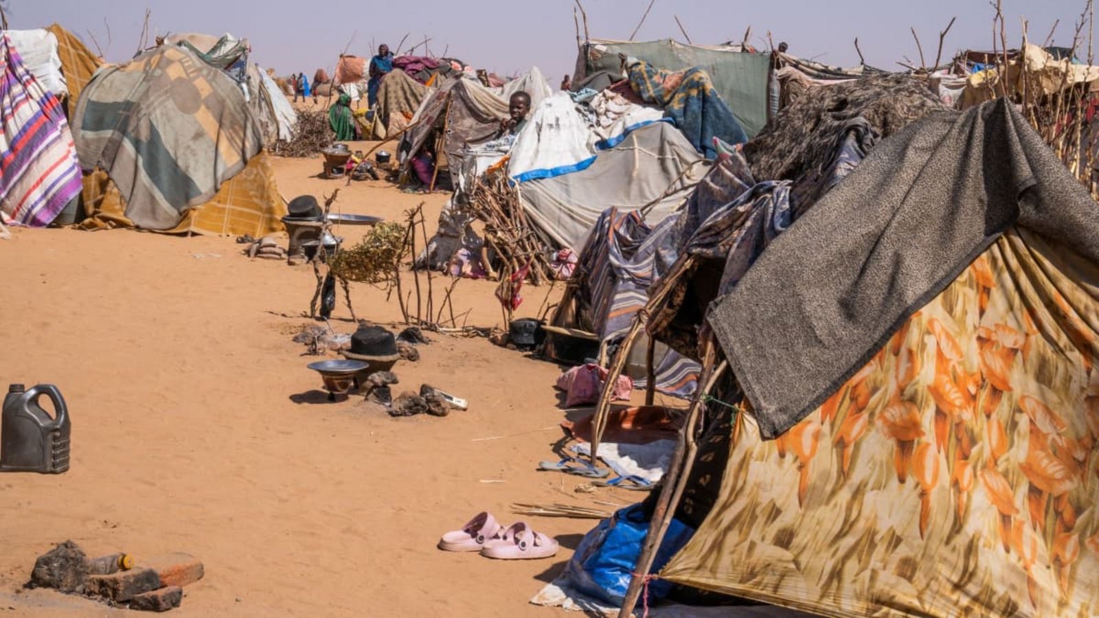 Vertriebene im Sudan: Dieses mit einem Mobiltelefon aufgenommene Foto zeigt Zelte, in denen Vertriebene untergebracht sind, die kürzlich in die Region Tawila im Sudan geflohen sind.Al-Sayed Mahmoud Ahmed/XinHua/dpa Vertriebene im Sudan: Dieses mit einem Mobiltelefon aufgenommene Foto zeigt Zelte, in denen Vertriebene untergebracht sind, die kürzlich in die Region Tawila im Sudan geflohen sind.Al-Sayed Mahmoud Ahmed/XinHua/dpa