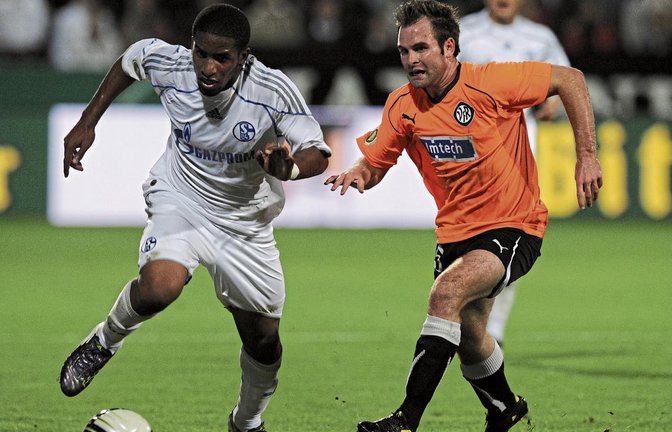 Vielleicht der absolute Höhepunkt seiner Laufbahn: Mario Hohn (rechts) trifft mit dem VfR Aalen in der ersten Runde des DFB-Pokals 2010 auf Schalke 04 und Jefferson Farfan, eines der fußballerischen Idole des Mittelfeldspielers. Foto: ddp
