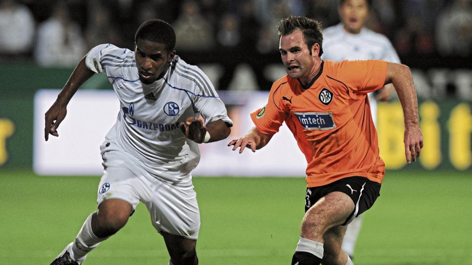 Vielleicht der absolute Höhepunkt seiner Laufbahn: Mario Hohn (rechts) trifft mit dem VfR Aalen in der ersten Runde des DFB-Pokals 2010 auf Schalke 04 und Jefferson Farfan, eines der fußballerischen Idole des Mittelfeldspielers. Foto: ddp