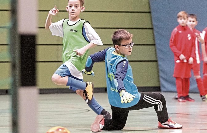 FCG-Torwart Jonas Drang (rechts) kann nur noch dem Ball hinterherschauen, den Vaihingens Enes Ilhan an ihm vorbeigelegt hat.  Foto: Simecek