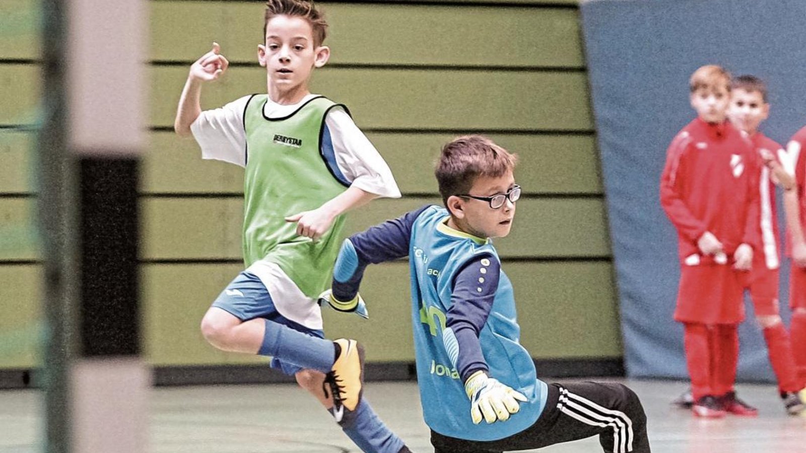 FCG-Torwart Jonas Drang (rechts) kann nur noch dem Ball hinterherschauen, den Vaihingens Enes Ilhan an ihm vorbeigelegt hat.  Foto: Simecek