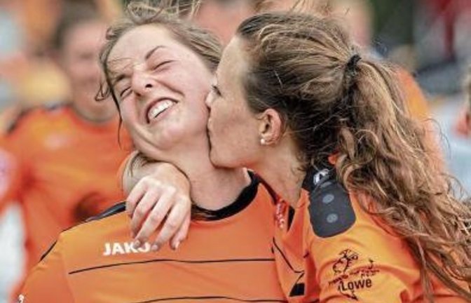 Bronze-Bussi für Anna Winkler von Mitspielerin Sandra Janot  Foto: DFBL/Schönwandt