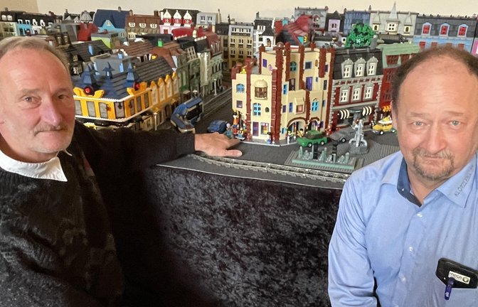 Volker Becker (links) und Kollege Udo King. Das gelbe Legohaus zwischen ihnen stellt ein Hunderwassergebäude dar.  <span class='image-autor'>Fotos: Stogios</span>