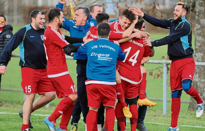 Marcel Tünhof, Qendrim Emini, VfB-Trainer Goran Musura, Rosario Belluardo, Costantinos Effrosinidis, Dolorjant Imeri, Johannes Schuller und Sven Adamovic (von links) bejubeln den Sieg beim SV Sternenfels nach rund 60 Minuten in Unterzahl. Foto: Nachreiner