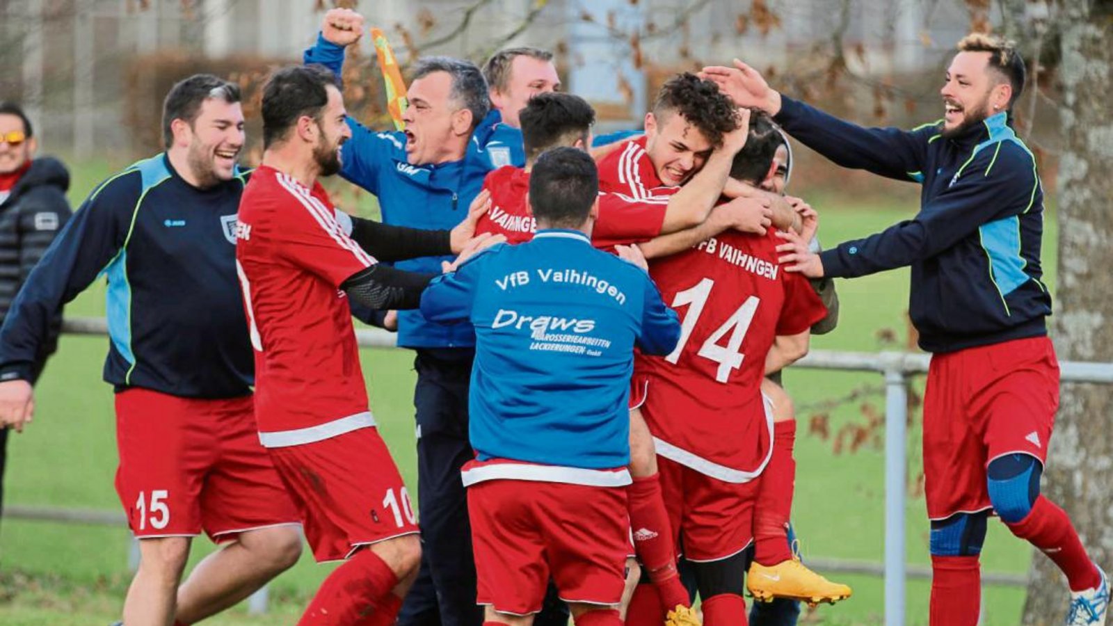 Marcel Tünhof, Qendrim Emini, VfB-Trainer Goran Musura, Rosario Belluardo, Costantinos Effrosinidis, Dolorjant Imeri, Johannes Schuller und Sven Adamovic (von links) bejubeln den Sieg beim SV Sternenfels nach rund 60 Minuten in Unterzahl. Foto: Nachreiner