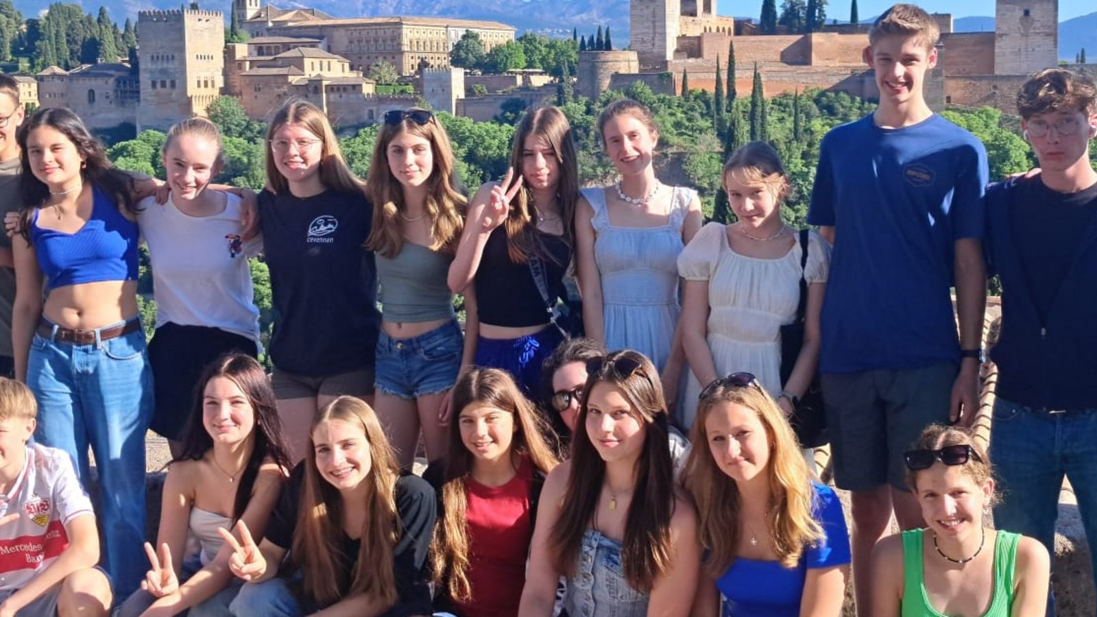 Gruppenbild vor der malerischen Kulisse der Alhambra und der Sierra Nevada. Foto: p