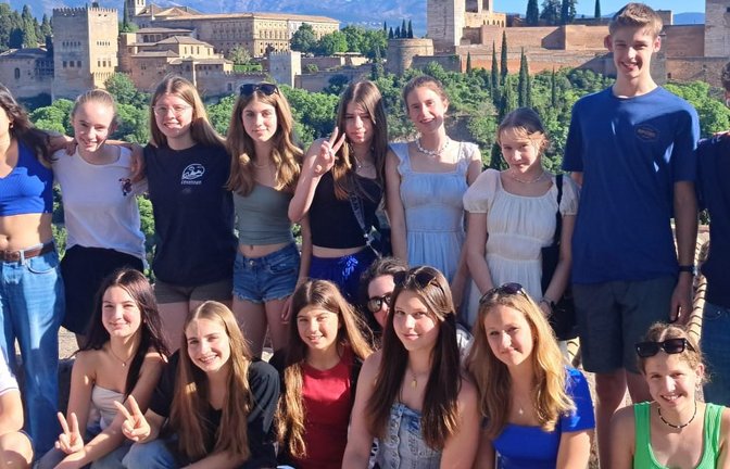 Gruppenbild vor der malerischen Kulisse der Alhambra und der Sierra Nevada. <span class='image-autor'>Foto: p</span>