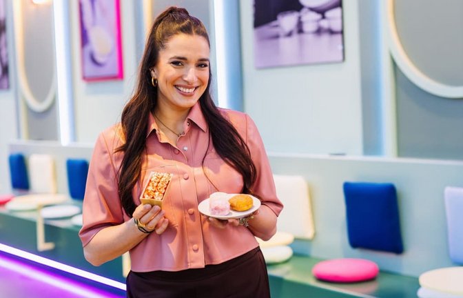 Sally Özcan steht in ihrem Café im Europa-Park.<span class='image-autor'>Philipp von Ditfurth/dpa</span>