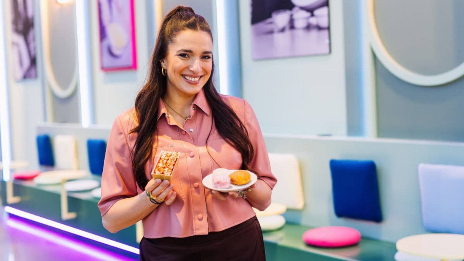 Sally Özcan steht in ihrem Café im Europa-Park.Philipp von Ditfurth/dpa Sally Özcan steht in ihrem Café im Europa-Park.Philipp von Ditfurth/dpa
