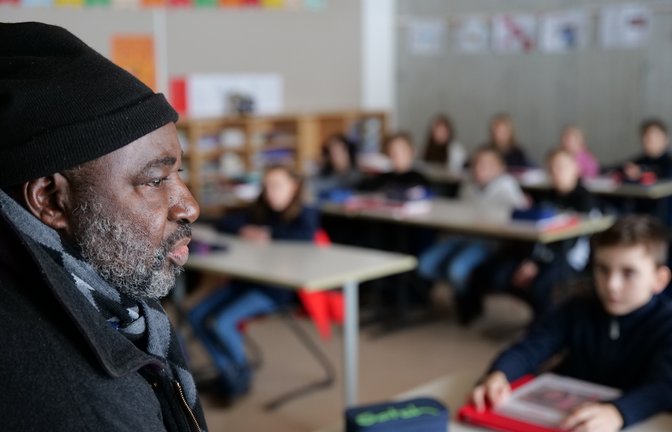 Komo besuchte die Klassen sechs am Lichtenstern-Gymnasium in Sachsenheim. Der nigerianische Schulgründer und Schulleiter berichtete wieder einmal vor faszinierten Schülern aus einer ganz anderen Schulwelt. <span class='image-autor'>Foto: p</span>