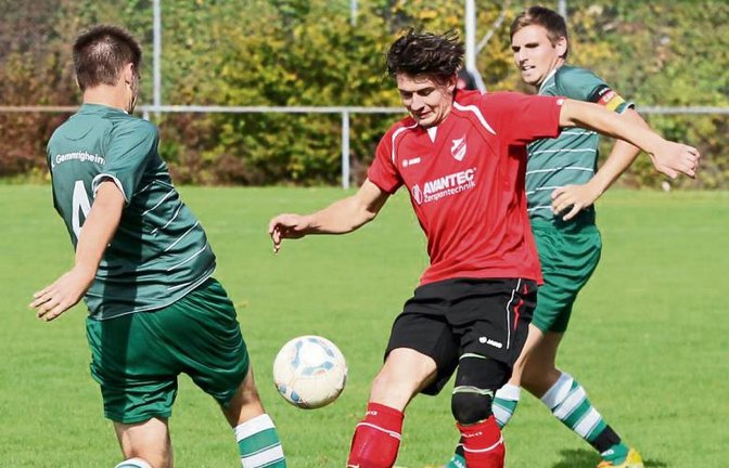 Unter Claus Piayda war Marco Burkhardt (Mitte) der verlängerte Arm des Trainers im defensiven Mittelfeld. Unter Sergej Hilgenberg „macht er den Abwehrchef“, sagt der Neu-Trainer.  Foto: Bürkle
