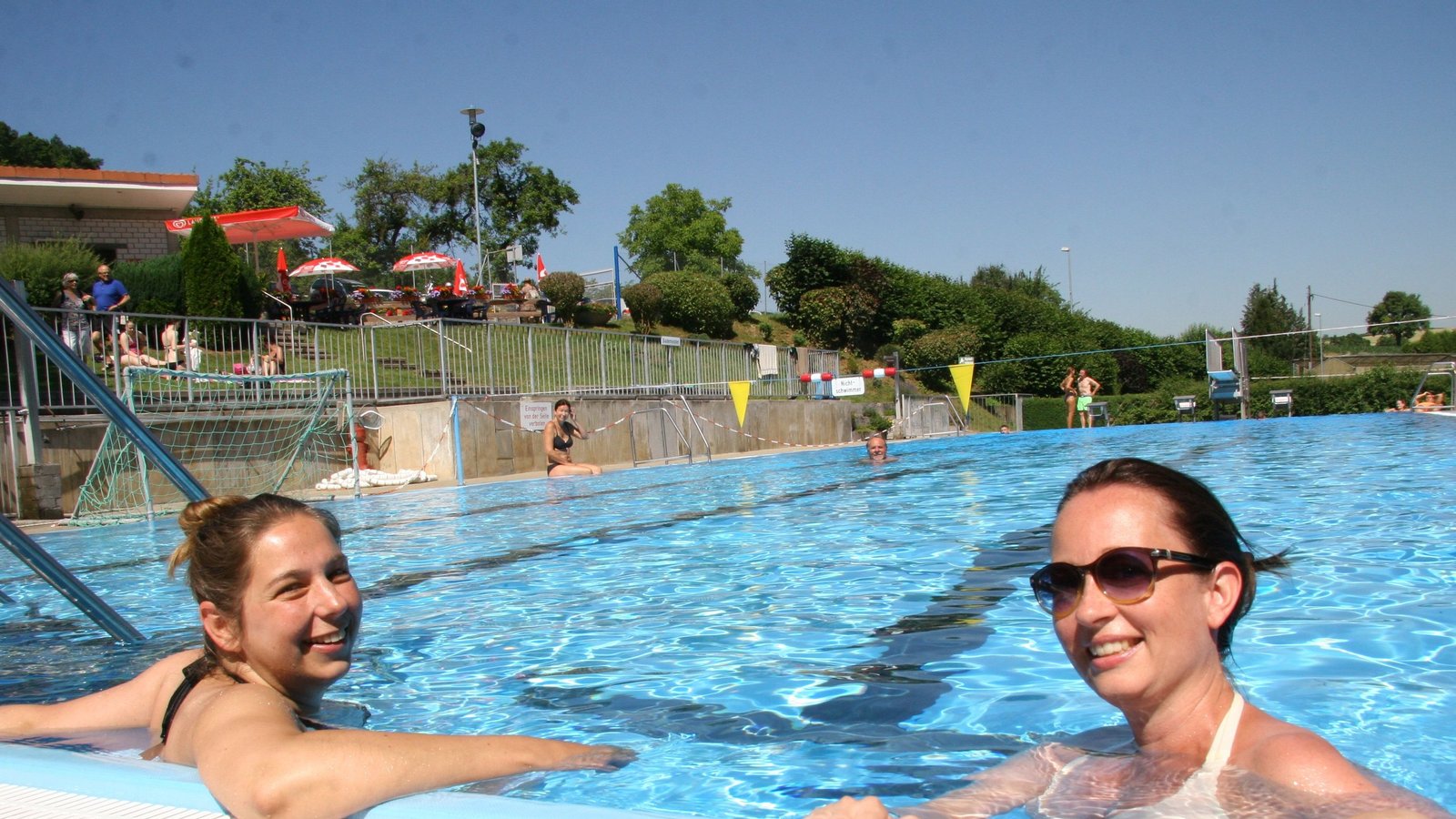 Tagsüber genießen Gäste Sonne und Wasser im Naturfreibad Eberdingen. Fotos: Rostek Tagsüber genießen Gäste Sonne und Wasser im Naturfreibad Eberdingen. Fotos: Rostek