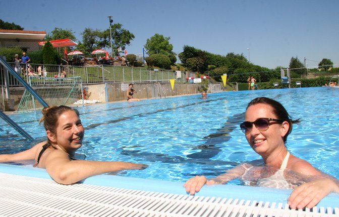 Tagsüber genießen Gäste Sonne und Wasser im Naturfreibad Eberdingen. Fotos: Rostek