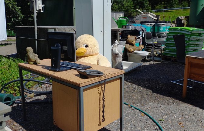 Werden aufgrund des Personalmangels im Wertstoffhof der AVL-Deponie Burghof in Horrheim nun auch tierische Mitarbeiter beschäftigt? Tatsächlich sollen die Ente am Schreibtisch und der Bär auf der Toilette die mögliche Ausstattung eines Büro- und Sanitärgebäudes darstellen, auf dessen Errichtung die Wertstoffhof-Mitarbeiter nach deren Auskunft schon lange Zeit warten.  <span class='image-autor'>Foto: Pfisterer</span>