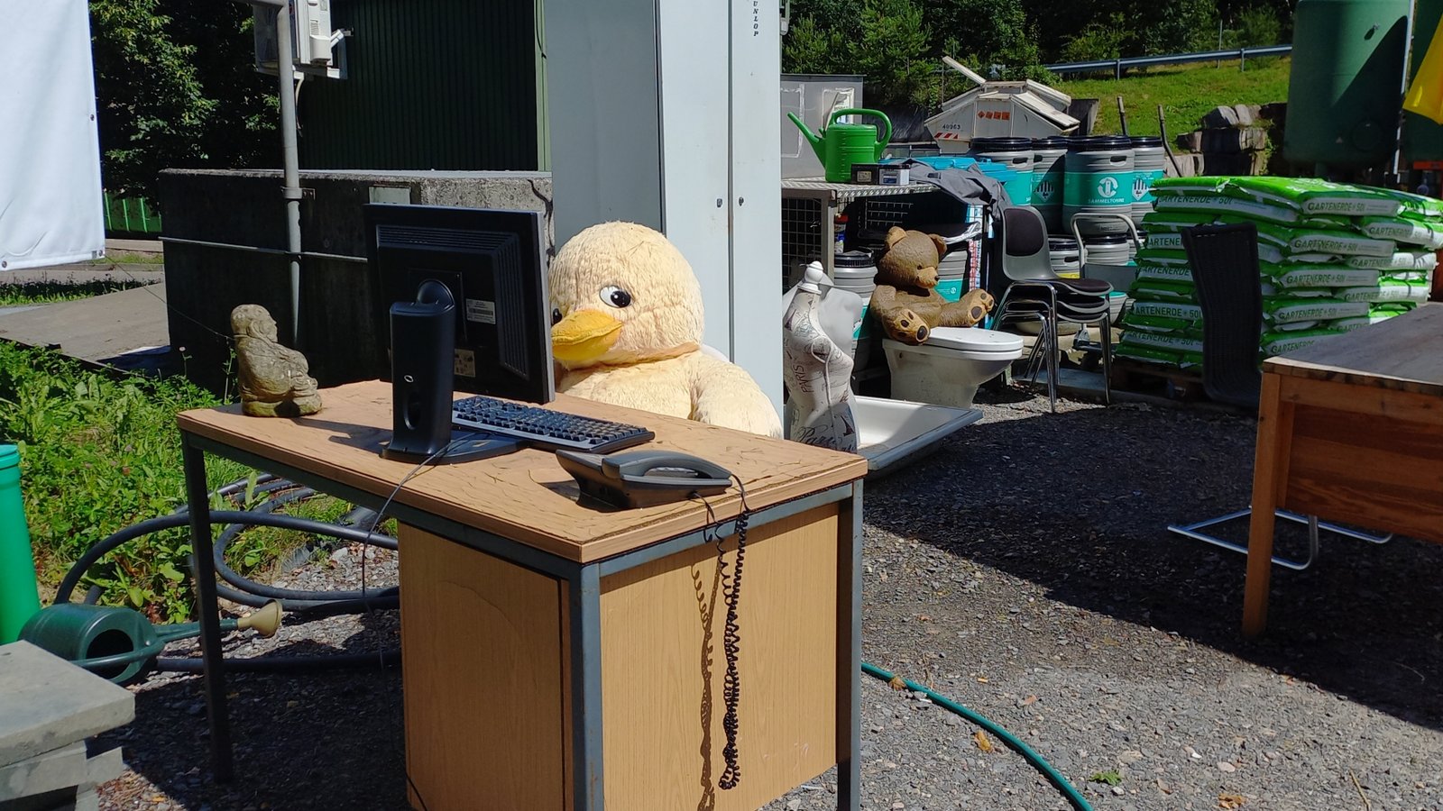 Werden aufgrund des Personalmangels im Wertstoffhof der AVL-Deponie Burghof in Horrheim nun auch tierische Mitarbeiter beschäftigt? Tatsächlich sollen die Ente am Schreibtisch und der Bär auf der Toilette die mögliche Ausstattung eines Büro- und Sanitärgebäudes darstellen, auf dessen Errichtung die Wertstoffhof-Mitarbeiter nach deren Auskunft schon lange Zeit warten. Foto: Pfisterer Werden aufgrund des Personalmangels im Wertstoffhof der AVL-Deponie Burghof in Horrheim nun auch tierische Mitarbeiter beschäftigt? Tatsächlich sollen die Ente am Schreibtisch und der Bär auf der Toilette die mögliche Ausstattung eines Büro- und Sanitärgebäudes darstellen, auf dessen Errichtung die Wertstoffhof-Mitarbeiter nach deren Auskunft schon lange Zeit warten. Foto: Pfisterer