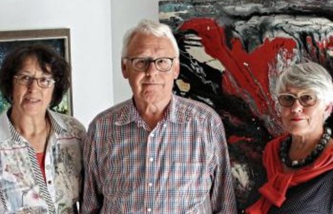 Margret Schmid sowie Wolfgang Hager mit Ehefrau Sylvia (von rechts) vor Ölgemälden von Wilhelm Hager. Foto: Pfisterer