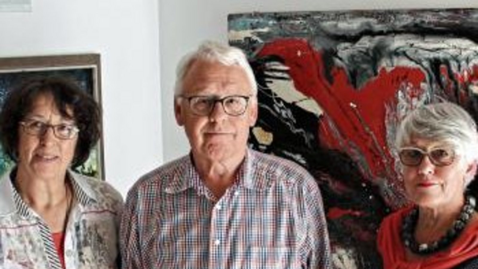 Margret Schmid sowie Wolfgang Hager mit Ehefrau Sylvia (von rechts) vor Ölgemälden von Wilhelm Hager. Foto: Pfisterer Margret Schmid sowie Wolfgang Hager mit Ehefrau Sylvia (von rechts) vor Ölgemälden von Wilhelm Hager. Foto: Pfisterer