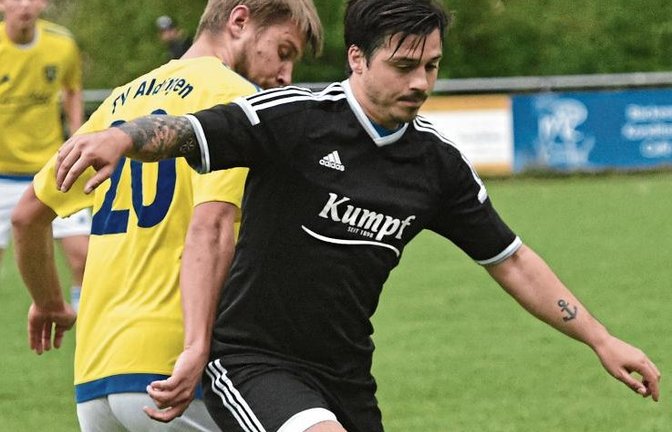 Benjamin Langhans (rechts) ist im Sturmzentrum bei der SGM Riexingen in der Bezirksliga gesetzt, wenn er fit ist. Foto: Leitner