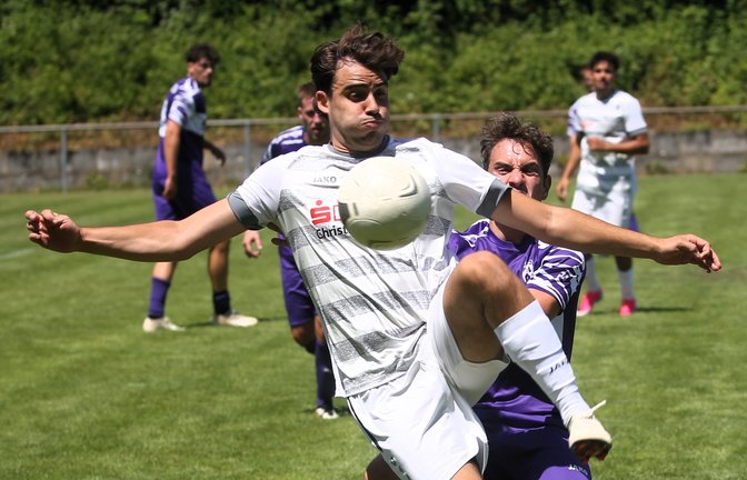 Vor Kevin Schwab (Nussdorf/Roßwag) pflückt Robin Carta (EnzVaihingen) den Ball aus der Luft und gewinnt das Spiel mit 2:0. <span class='image-autor'>Foto: Küppers</span>