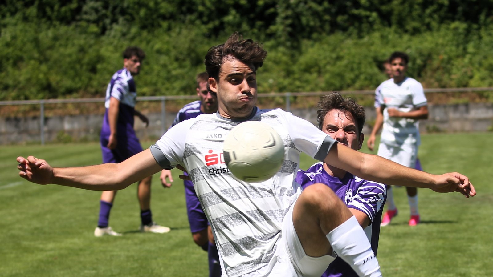 Vor Kevin Schwab (Nussdorf/Roßwag) pflückt Robin Carta (EnzVaihingen) den Ball aus der Luft und gewinnt das Spiel mit 2:0. Foto: Küppers Vor Kevin Schwab (Nussdorf/Roßwag) pflückt Robin Carta (EnzVaihingen) den Ball aus der Luft und gewinnt das Spiel mit 2:0. Foto: Küppers