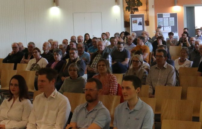 Interesse der Bürgerschaft an der Einwohnerversammlung in der Oberriexinger Festhalle. In der vorderen Reihe (von rechts)Valentin Grob und Bastian Pöschl von den SWBB sowie Benjamin und Melanie Zanardo vom DRK-Ortsverein Sersheim, die zur Blutspenderehrung angereist sind. <span class='image-autor'>Fotos: Rücker</span>