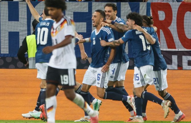 Die Griechen feiern, das deutsche Team um Karim Adeyemi ist bedient nach dem 0:1 in Augsburg.<span class='image-autor'>MICHAELA STACHE/afp</span>