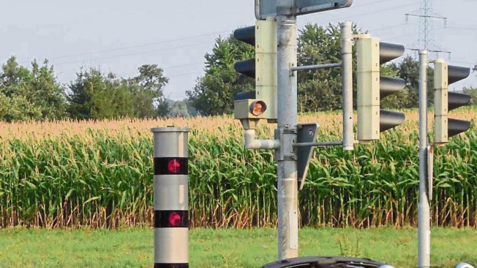 Rotlicht- und Geschwindigkeitsverstöße werden bald mit runder Säule überwacht. Foto: LE Rotlicht- und Geschwindigkeitsverstöße werden bald mit runder Säule überwacht. Foto: LE