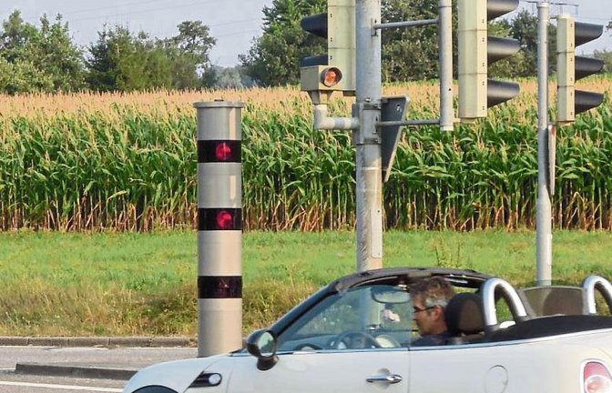 Rotlicht- und Geschwindigkeitsverstöße werden bald mit runder Säule überwacht.  Foto: LE