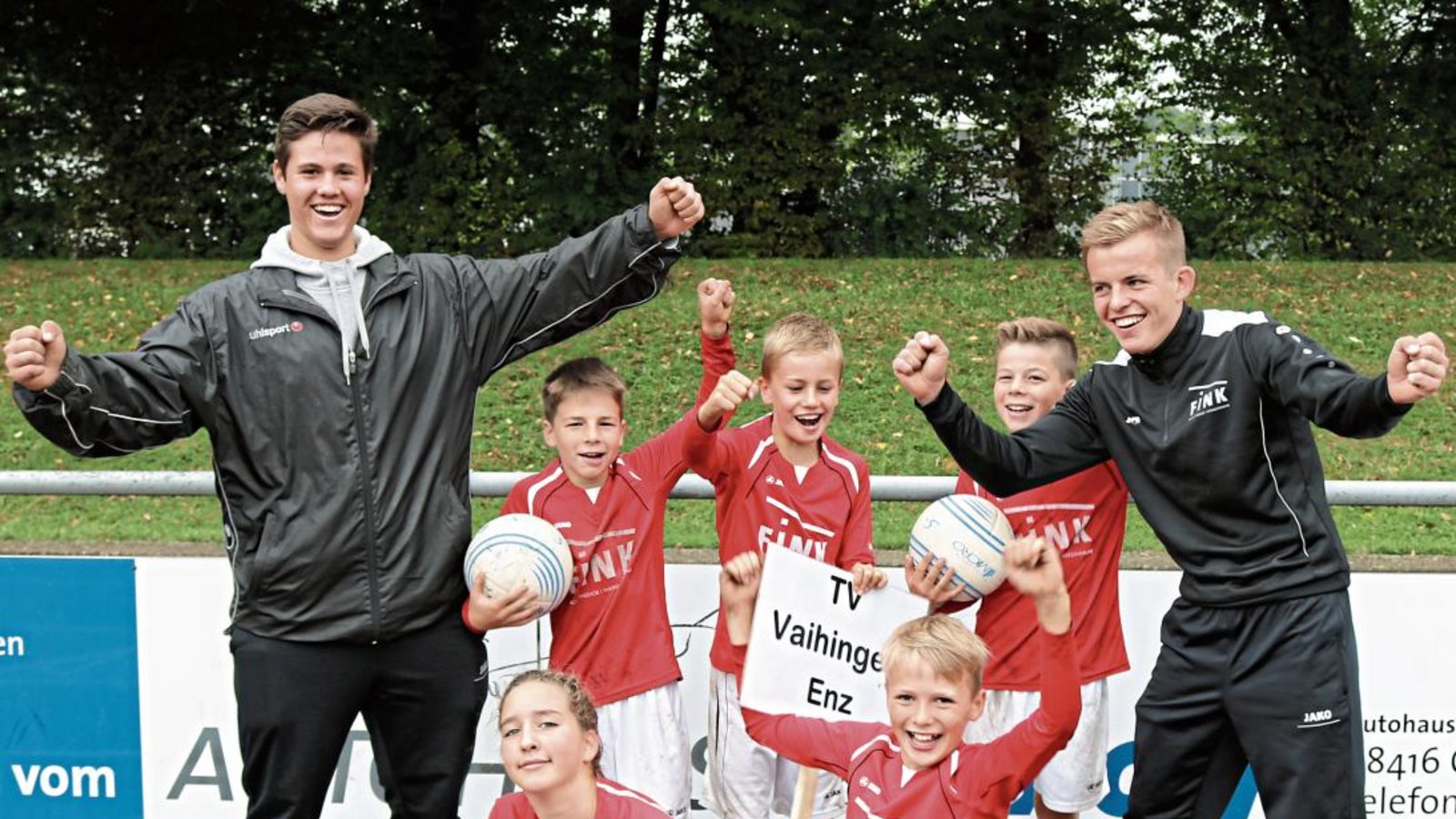 Auch die vielen Niederlagen am ersten Tag haben den U-12-Faustballern des TVV – (stehend von links) Trainer Michael Knodel, Daniel Bosch, Samuel Kynast, Tim Bosch und Trainer Nils Hantke sowie (kniend von links) Lisa Knodel und Jan Staudenecker – die Stimmung nicht vermiest.  Foto: privat