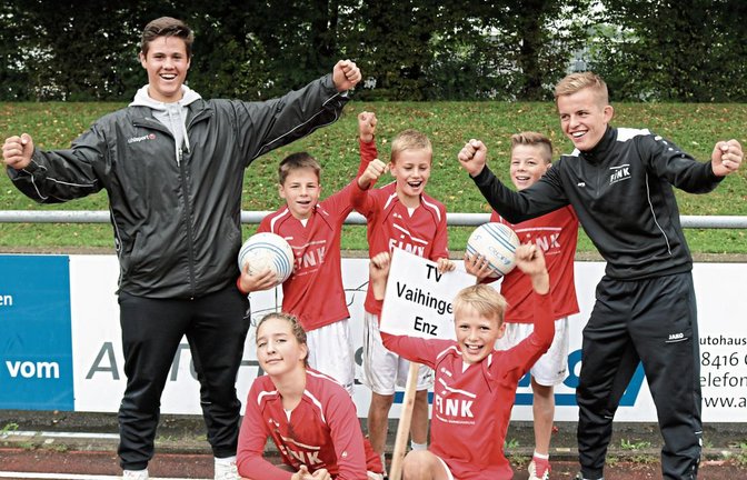 Auch die vielen Niederlagen am ersten Tag haben den U-12-Faustballern des TVV – (stehend von links) Trainer Michael Knodel, Daniel Bosch, Samuel Kynast, Tim Bosch und Trainer Nils Hantke sowie (kniend von links) Lisa Knodel und Jan Staudenecker – die Stimmung nicht vermiest.  Foto: privat