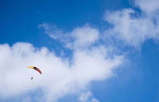 Beim Landeanflug habe der Mann&nbsp;bei Titisee-Neustadt die Kontrolle über seinen Gleitschirm verloren. (Symbolbild)<span class='image-autor'>Nicolas Armer/dpa</span>