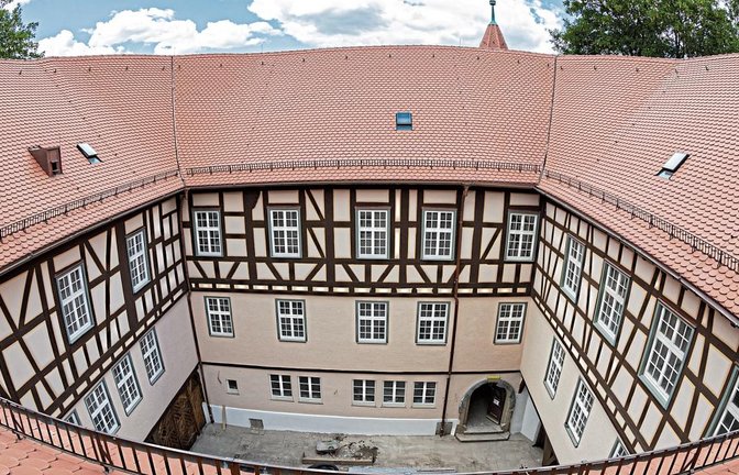 Das Gerüst am Sachsenheimer Wasserschloss ist weg, denn die Außenfassade ist fertig, alle anderen Arbeiten sollen im August beendet werden. Foto: Pangerl