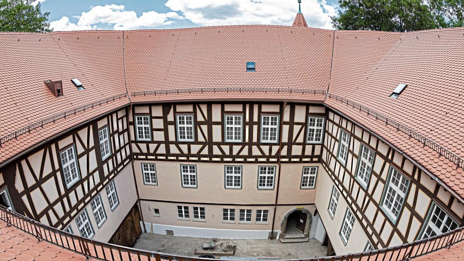 Das Gerüst am Sachsenheimer Wasserschloss ist weg, denn die Außenfassade ist fertig, alle anderen Arbeiten sollen im August beendet werden. Foto: Pangerl Das Gerüst am Sachsenheimer Wasserschloss ist weg, denn die Außenfassade ist fertig, alle anderen Arbeiten sollen im August beendet werden. Foto: Pangerl