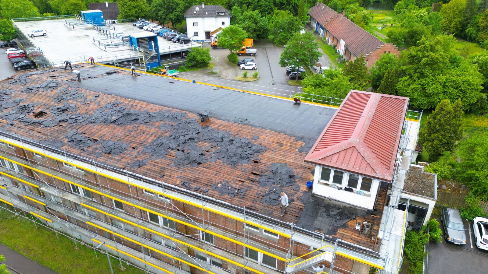 Auf dem Dach wurde bereits mit dem Rückbau des Enßle-Gebäudes begonnen. Der Rest soll über den Sommer abgerissen werden. Foto: Küppers Auf dem Dach wurde bereits mit dem Rückbau des Enßle-Gebäudes begonnen. Der Rest soll über den Sommer abgerissen werden. Foto: Küppers