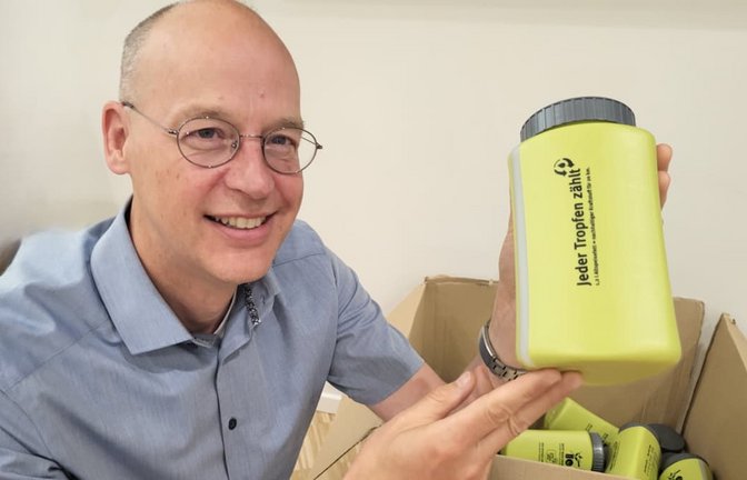 AWB-Geschäftsführer Michael Potthast zeigt die Sammelflaschen für Altfette.<span class='image-autor'>Elke Hauptmann</span>