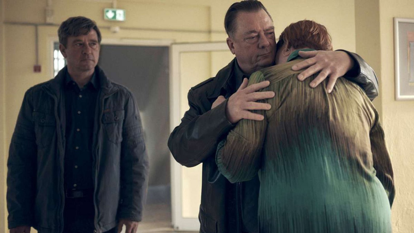 Lehmann (Peter Schneider, links) und Koitzsch (Peter Kurth) treffen an der Schule des Mädchens auf die Direktorin Monika Hollig (Susanne Böwe) – eine Bekannte von Koitzsch.Foto: MDR/filmpool fiction/
Felix Abrah Lehmann (Peter Schneider, links) und Koitzsch (Peter Kurth) treffen an der Schule des Mädchens auf die Direktorin Monika Hollig (Susanne Böwe) – eine Bekannte von Koitzsch.Foto: MDR/filmpool fiction/
Felix Abrah
