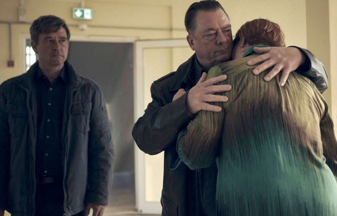 Lehmann (Peter Schneider, links) und Koitzsch (Peter Kurth) treffen an der Schule des Mädchens auf die Direktorin Monika Hollig (Susanne Böwe) – eine Bekannte von Koitzsch.<span class='image-autor'>Foto: MDR/filmpool fiction/
Felix Abrah</span>