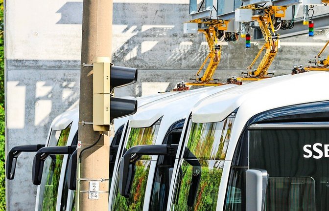 Elektrobusse der SSB beim Laden im Betriebshof in Möhringen.<span class='image-autor'>Foto: Lichtgut/C. Schmidt</span>