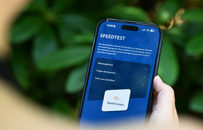 Die Handynutzer sollen in den kommenden Tagen möglichst häufig ihr Handy zücken, um mit der App Mobilfunk-Check Tests zu machen.<span class='image-autor'>Foto: Wolf von Dewitz/dpa</span>