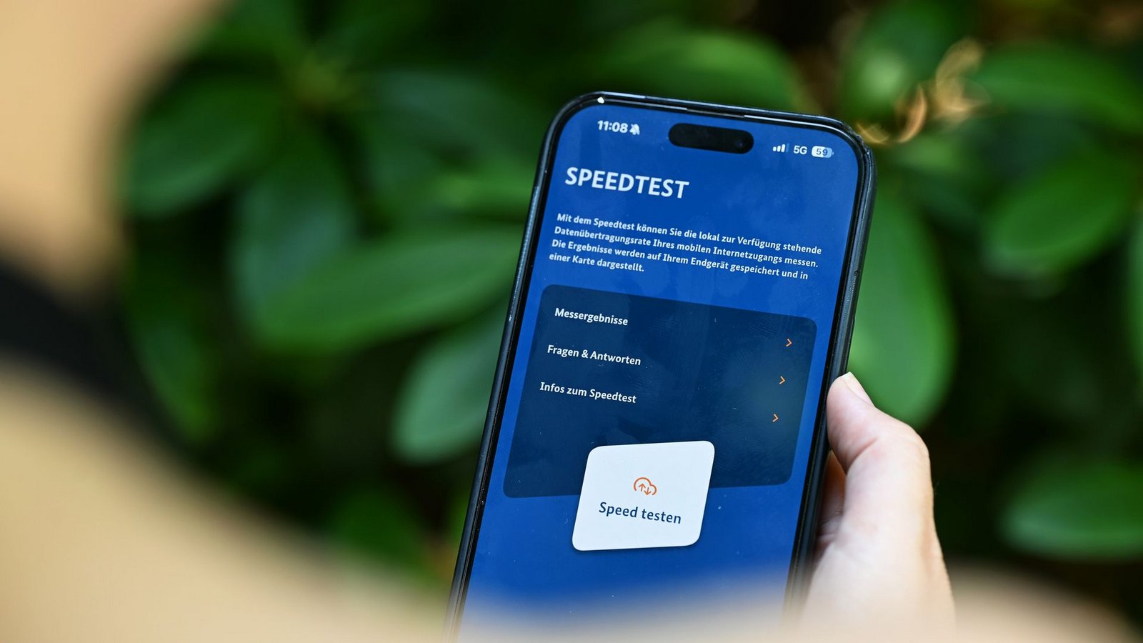 Die Handynutzer sollen in den kommenden Tagen möglichst häufig ihr Handy zücken, um mit der App Mobilfunk-Check Tests zu machen.Foto: Wolf von Dewitz/dpa Die Handynutzer sollen in den kommenden Tagen möglichst häufig ihr Handy zücken, um mit der App Mobilfunk-Check Tests zu machen.Foto: Wolf von Dewitz/dpa