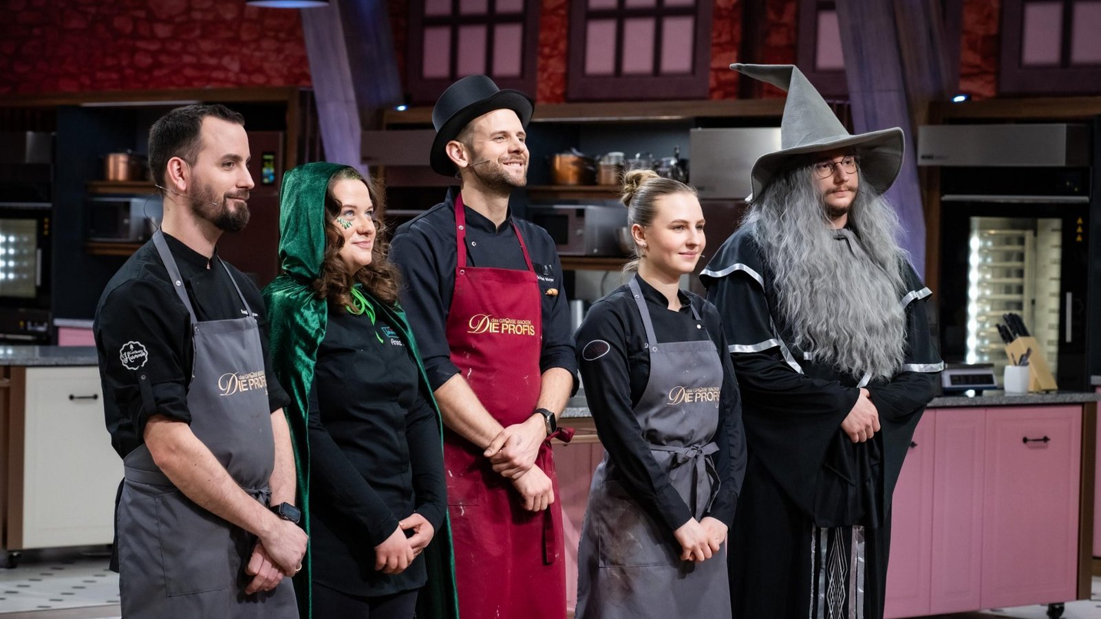 Für Sven, Anna, Michael, Lina und Péter (v.l.) geht es in der nächsten Woche unterhaltsam - und kostümiert - weiter.Foto: Joyn / Claudius Pflug