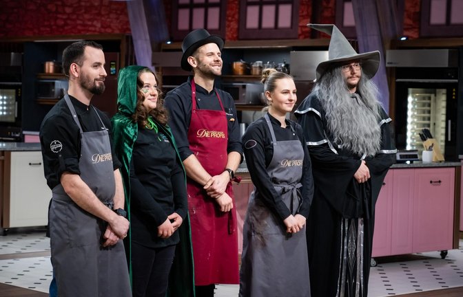 Für Sven, Anna, Michael, Lina und Péter (v.l.) geht es in der nächsten Woche unterhaltsam - und kostümiert - weiter.<span class='image-autor'>Foto: Joyn / Claudius Pflug</span>