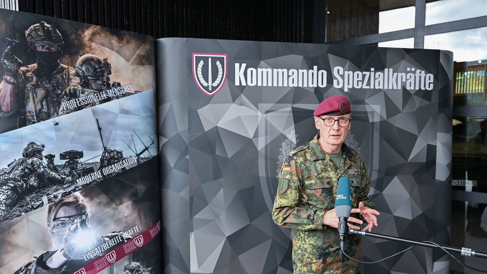 Ansgar Meyer spricht bei der Eröffnung des Besucherzentrums des KSK in Calw. Das Besucherzentrum soll für eine transparentere Öffentlichkeitsarbeit des KSK sorgen.Foto: Bernd Weißbrod/dpa Ansgar Meyer spricht bei der Eröffnung des Besucherzentrums des KSK in Calw. Das Besucherzentrum soll für eine transparentere Öffentlichkeitsarbeit des KSK sorgen.Foto: Bernd Weißbrod/dpa