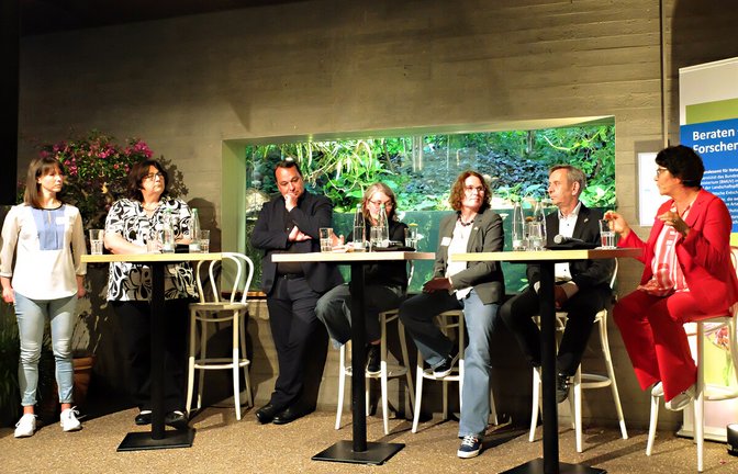 Sabine Riewenherm, Thomas Kölpin, Almut Sattelberger, Leonie Fischer, Andreas Neft, Sabine Metzger, Daniela Schätzel (von rechts) beim Gartengespräch im Aquarium der Wilhelma.<span class='image-autor'>Foto: Iris Frey</span>