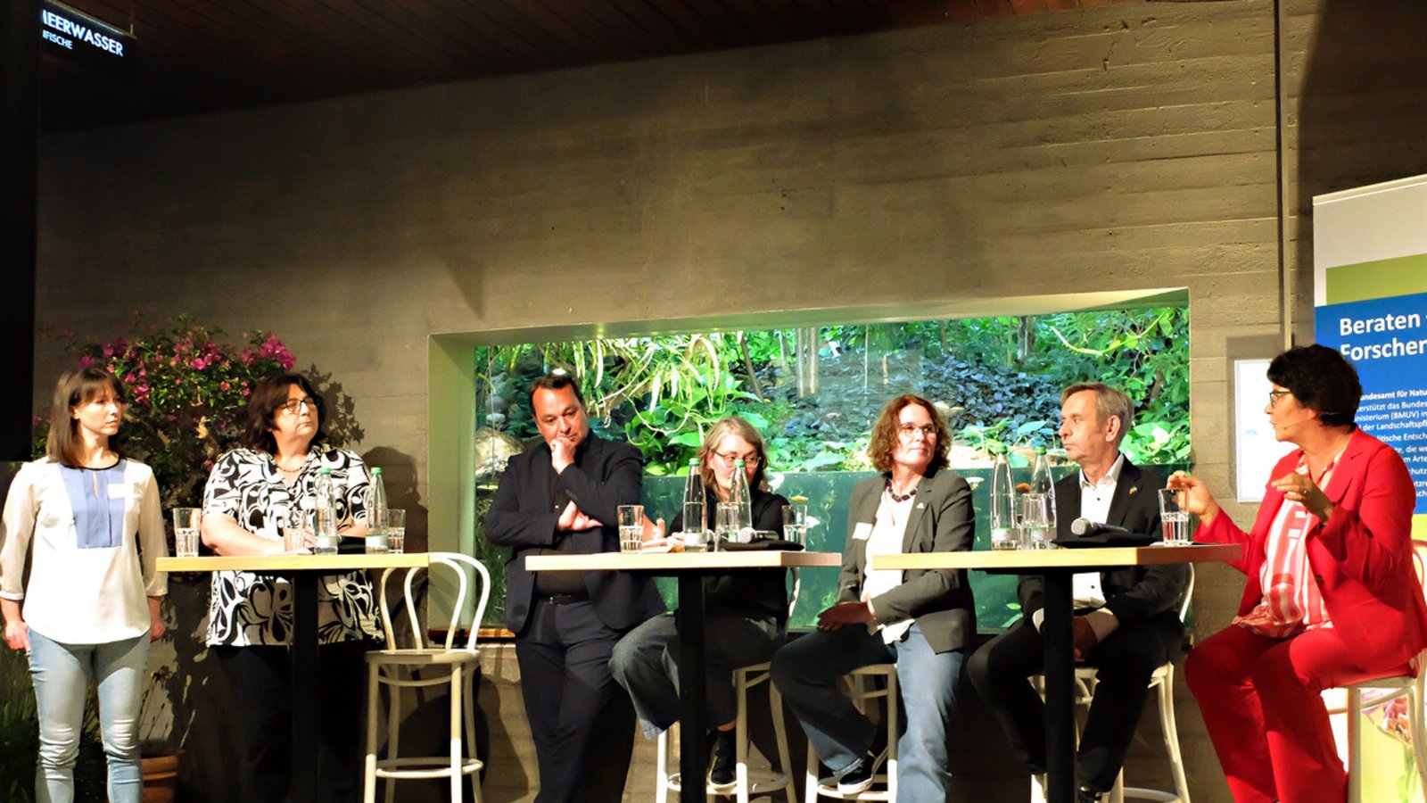 Sabine Riewenherm, Thomas Kölpin, Almut Sattelberger, Leonie Fischer, Andreas Neft, Sabine Metzger, Daniela Schätzel (von rechts) beim Gartengespräch im Aquarium der Wilhelma.Foto: Iris Frey Sabine Riewenherm, Thomas Kölpin, Almut Sattelberger, Leonie Fischer, Andreas Neft, Sabine Metzger, Daniela Schätzel (von rechts) beim Gartengespräch im Aquarium der Wilhelma.Foto: Iris Frey
