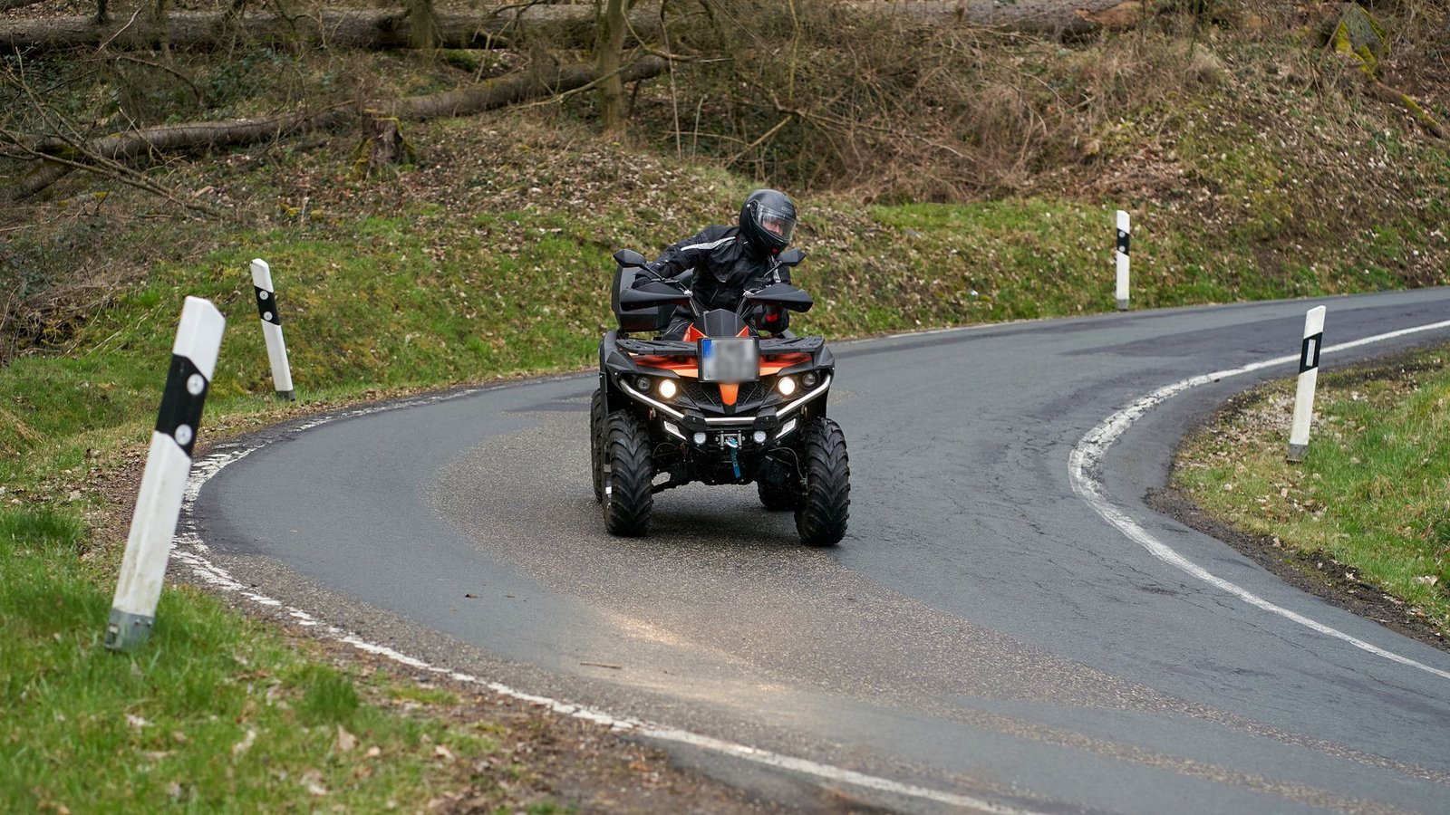 Der Quad-Fahrer wurde schwer verletzt. (Symbolbild)Foto: dpa/Thomas Frey
