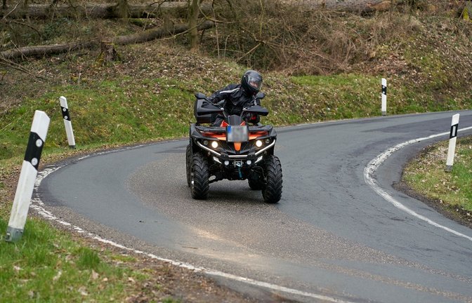 Der Quad-Fahrer wurde schwer verletzt. (Symbolbild)<span class='image-autor'>Foto: dpa/Thomas Frey</span>